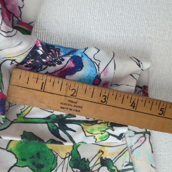 Express women's flat front shorts with hidden side zipper floral size 0 4" mid - Picture 7 of 8